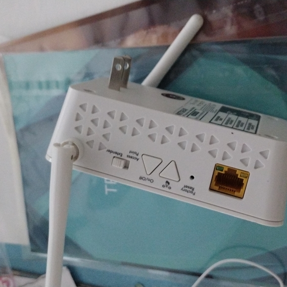 Netgear Wifi Range Extender  EX6100v2 - Picture 2 of 8